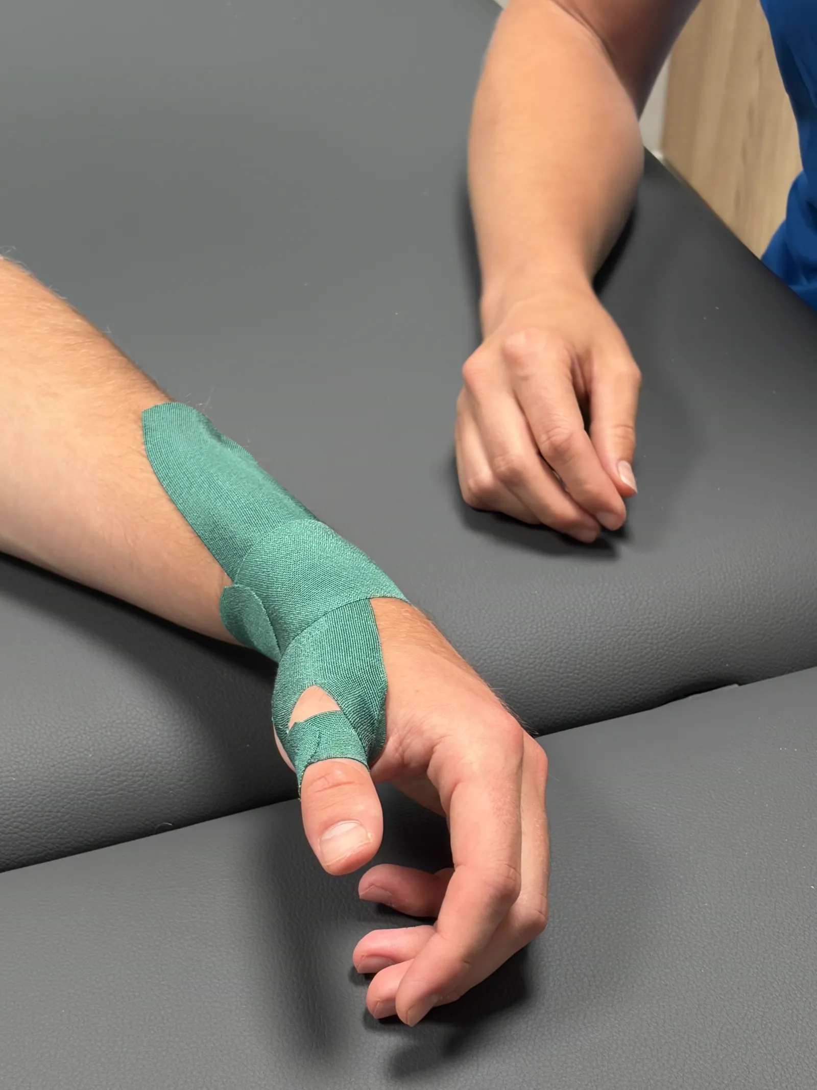 Medical taping van duim en pols na een polsbreuk bij Fysiotherapie Strijp-S Eindhoven