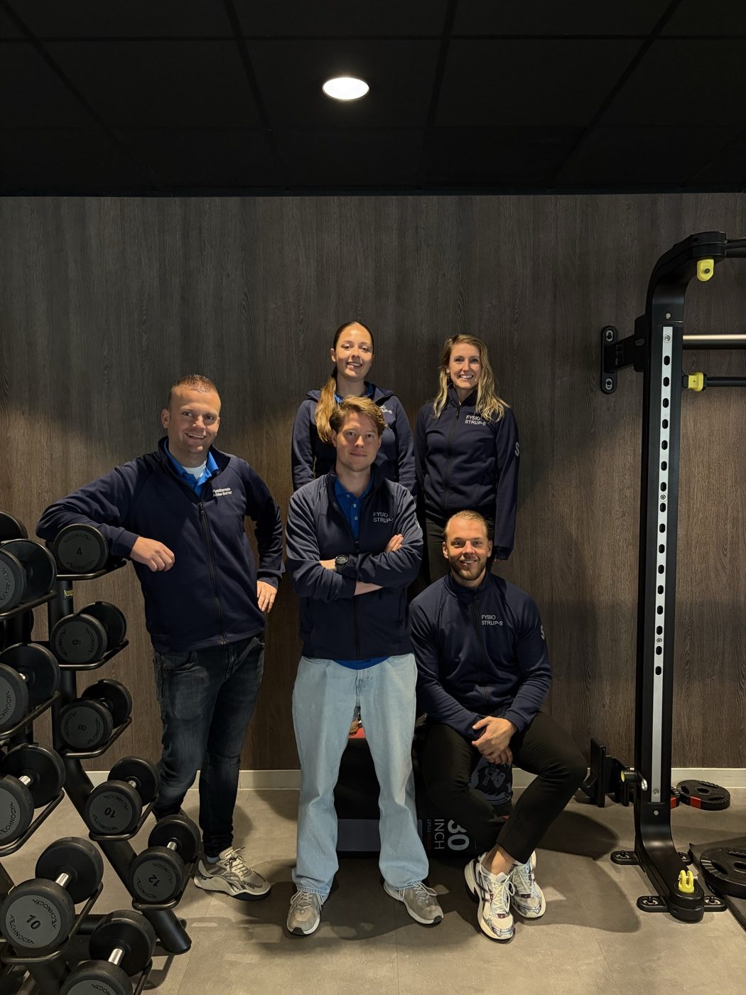 Fysiotherapeuten van Fysiotherapie Strijp-S in de oefenzaal van de praktijk in Eindhoven