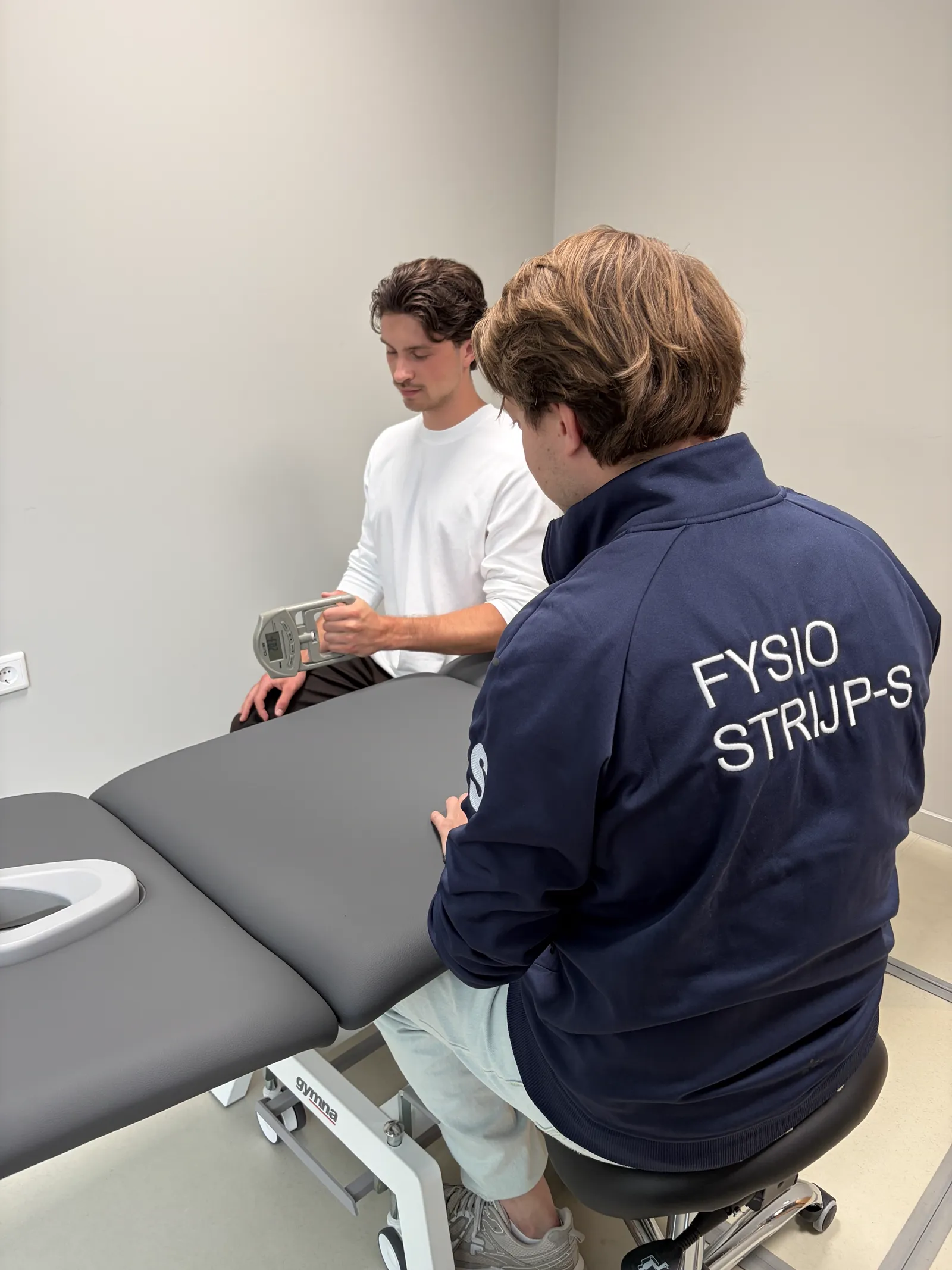 Knijpkracht meten tijdens handtherapie bij Fysiotherapie Strijp-S in Eindhoven
