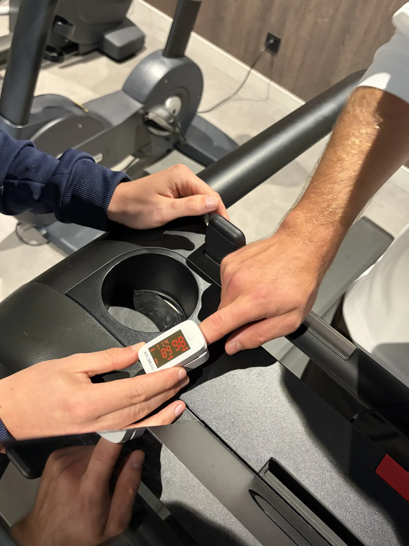 Fysiotherapeut meet het zuurstofgehalte met een saturatiemeter tijdens COPD-training bij Fysiotherapie Strijp-S in Eindhoven