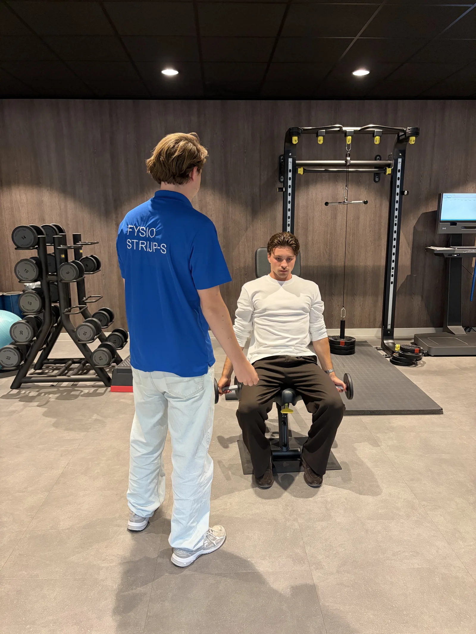 Krachttraining met lichte gewichten onder begeleiding van een fysiotherapeut bij COPD in Eindhoven