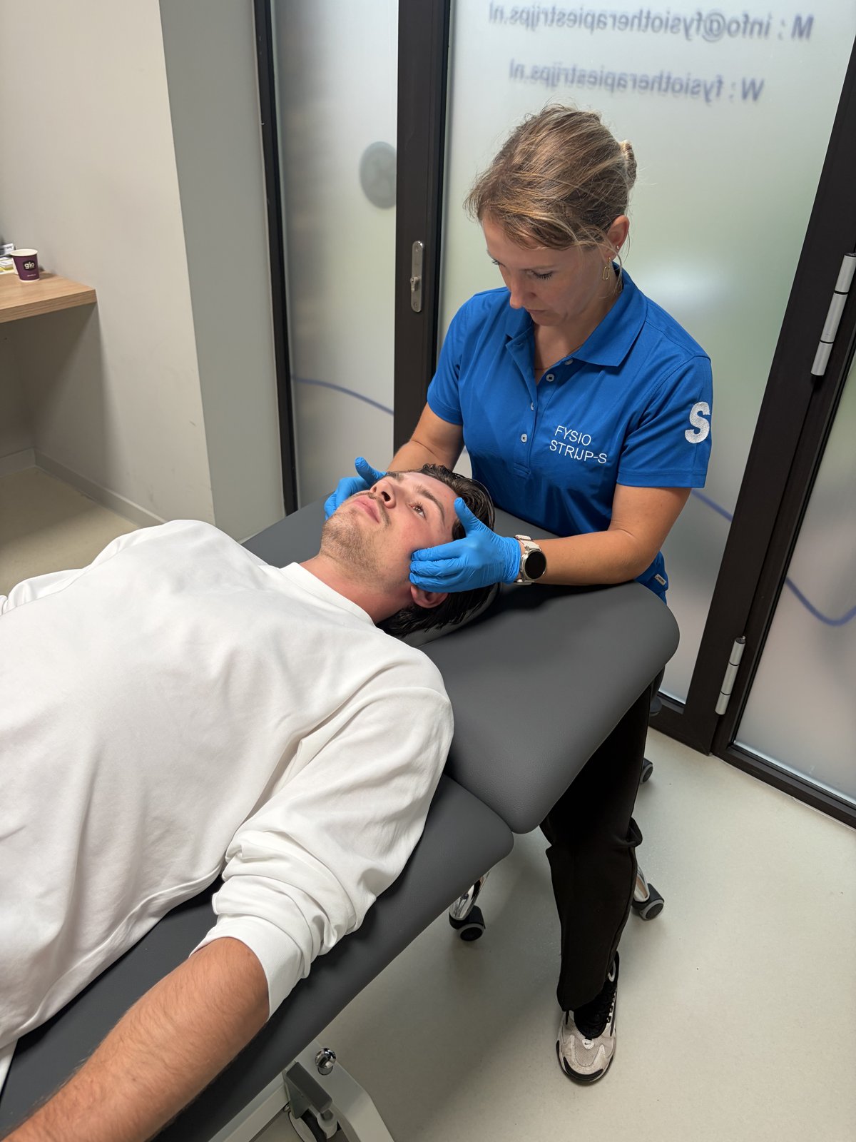 Shauni Hermans behandelt de kauwspieren tijdens kaakfysiotherapie in Eindhoven