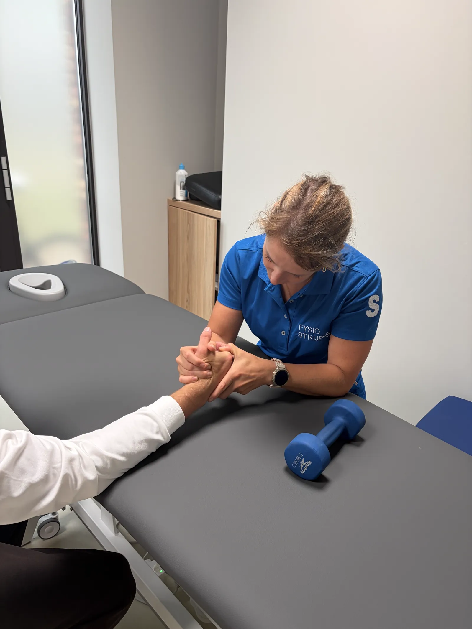 Gecertificeerd handtherapeut behandelt een hand bij Fysiotherapie Strijp-S in Eindhoven
