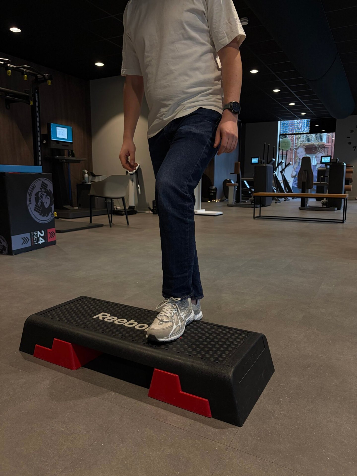 Patiënt voert step-oefening uit voor kniestabiliteit tijdens GLA:D artrose-therapie