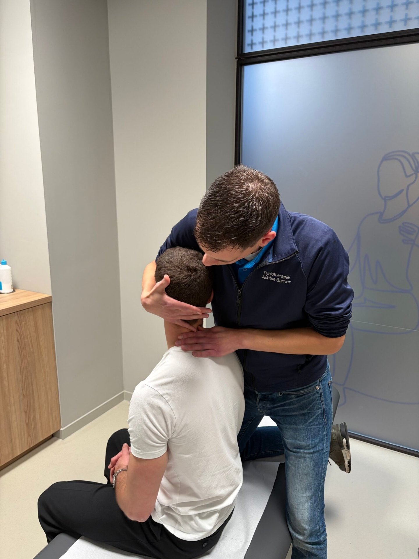 Fysiotherapeut behandelt nekklachten met manuele therapie op de behandelbank bij Fysiotherapie Strijp-S in Eindhoven
