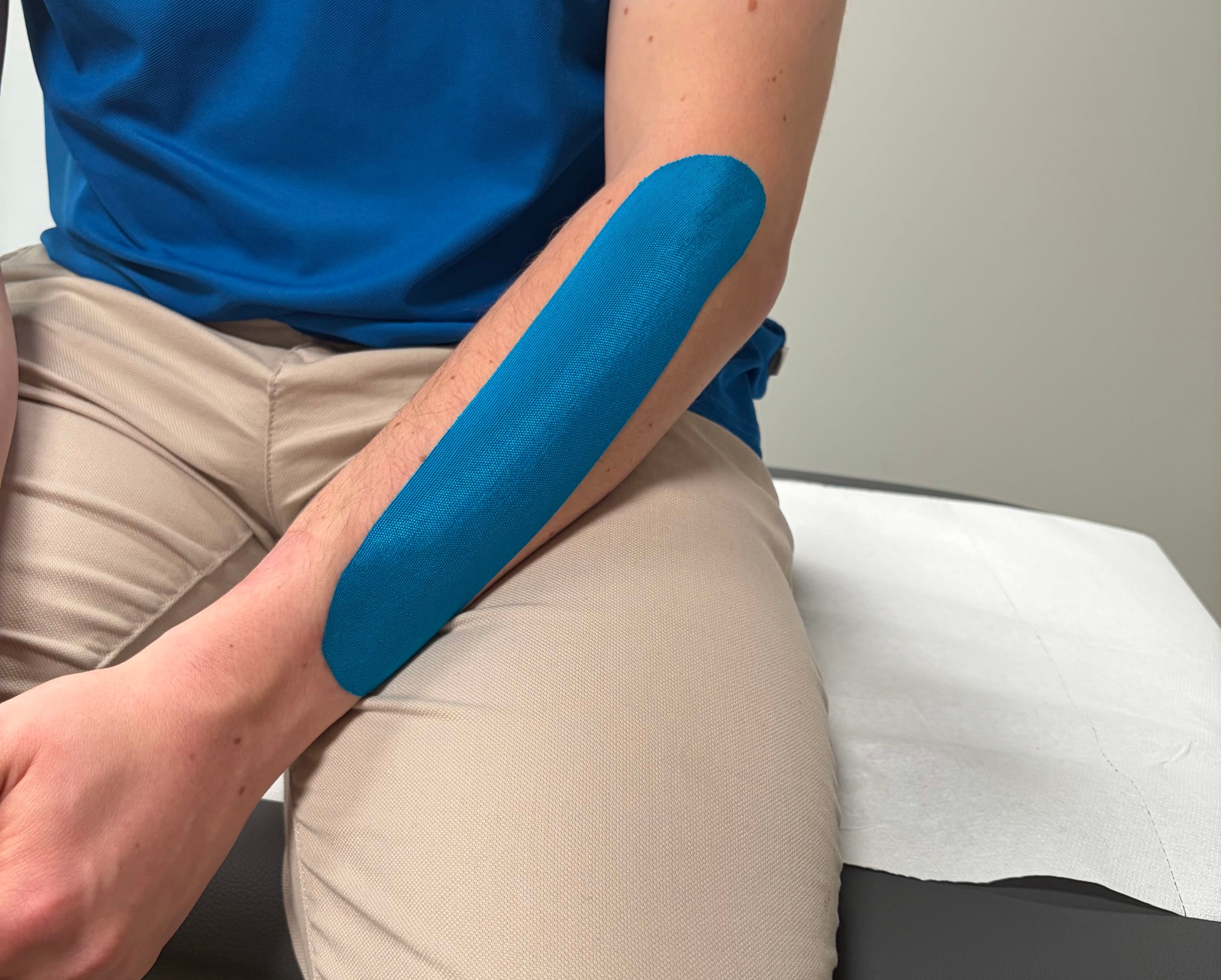 Medical taping op de arm bij Fysiotherapie Strijp-S Eindhoven